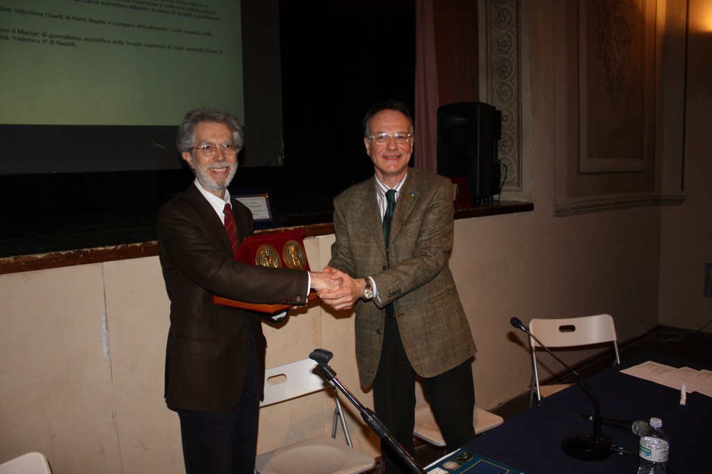 Mario Di Sora consegna il Premio Lacchini a Franco Foresta Martin (giornalista scientifico)